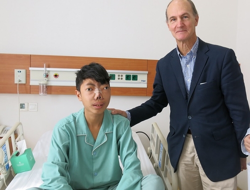 GS Mc Kinnon chia tay người bạn nhỏ mà ông đã theo sát suốt 3 năm qua của mình với lời chúc em sẽ có một tương lai tươi sáng.