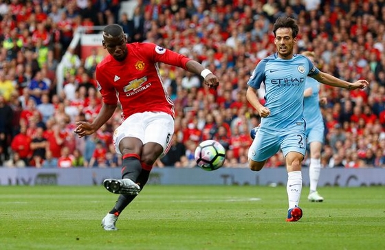 Pogba (trái) đang là nguồn cảm hứng bất tận của MU!