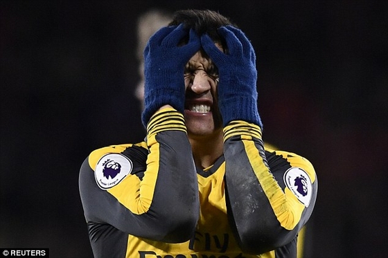 Sanchez ôm mặt bực bội....