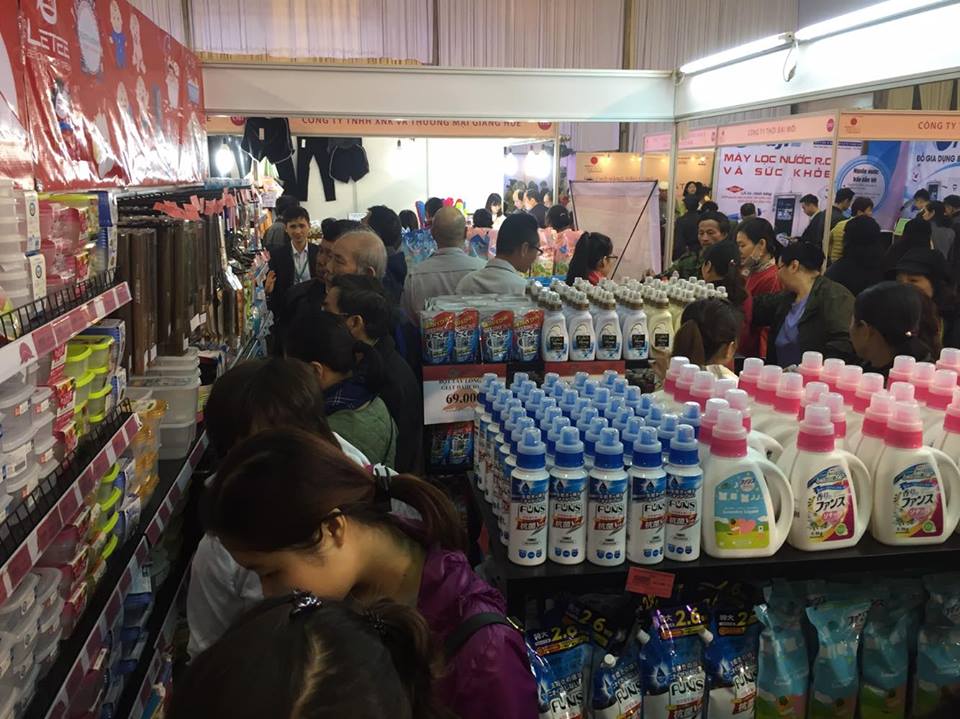 Chen nhau mua hàng Nhật tại Hà Nội