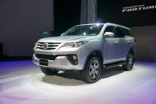 Toyota Fortuner 2017 có giá từ 981 triệu đồng