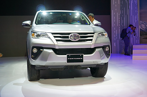 Cận cảnh Toyota Fortuner 2017 vừa về Việt Nam