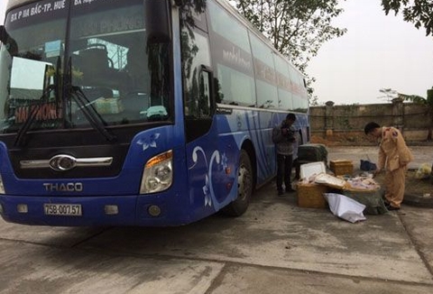 Phát hiện 5 tạ thịt lợn sữa bốc mùi hôi thối trên xe khách