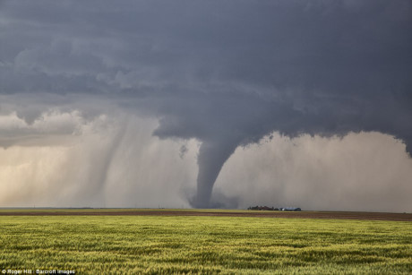 Vòi rồng khổng lồ càn quét vùng thảo nguyên ở thành phố Dodge, bang Kansas.