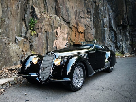 3. Alfa Romeo 8C 2900B Lungo Spider đời 1939 được bán với giá 19,8 triệu USD. Xe có khung gầm được làm thủ công bởi hãng sản xuất danh tiếng của Italy Carrozzeria Touring. Đây là một trong số 12 chiếc sản xuất dựa trên dòng Touring nên nhận được nhiều lời khen ngợi từ khách hàng.