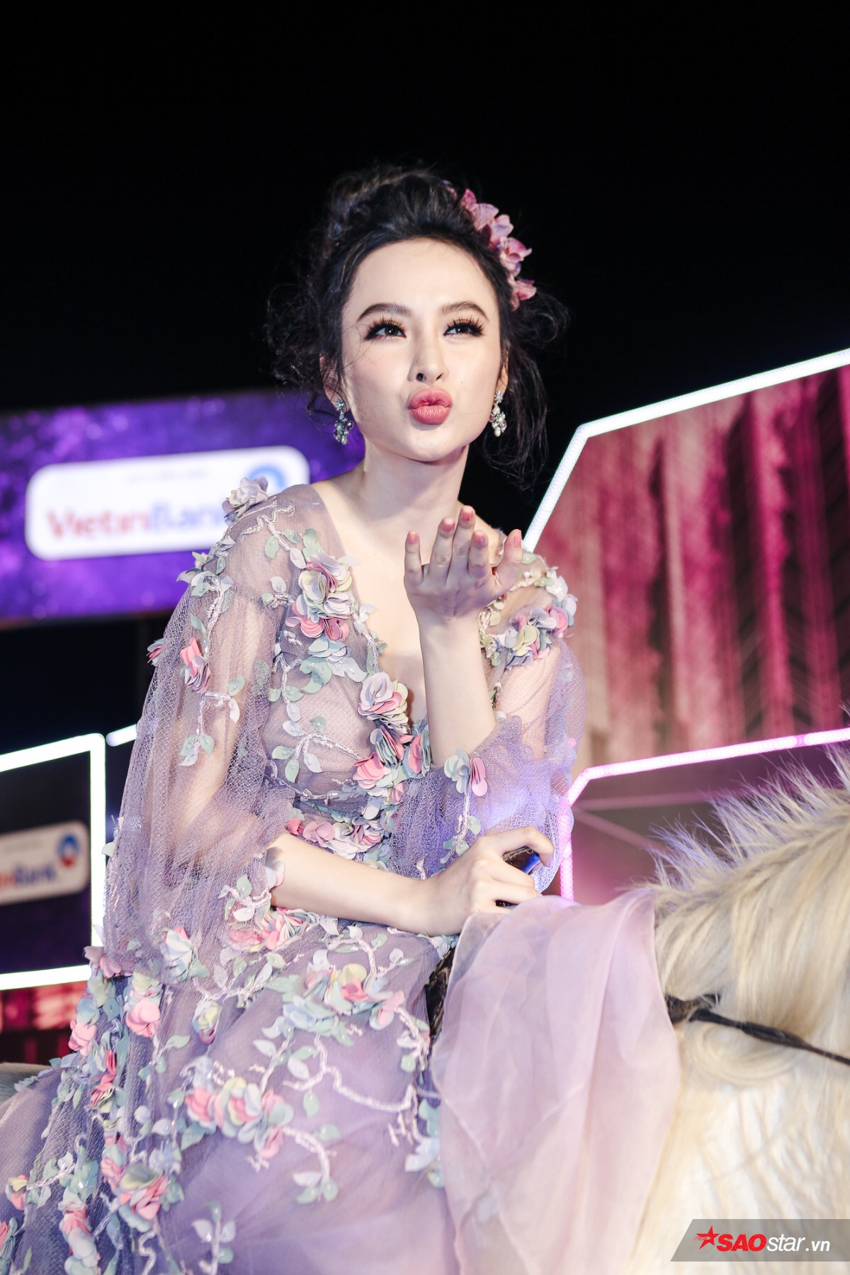 Cô vừa đi vừa vẫy tay chào, hôn gió khán giả.