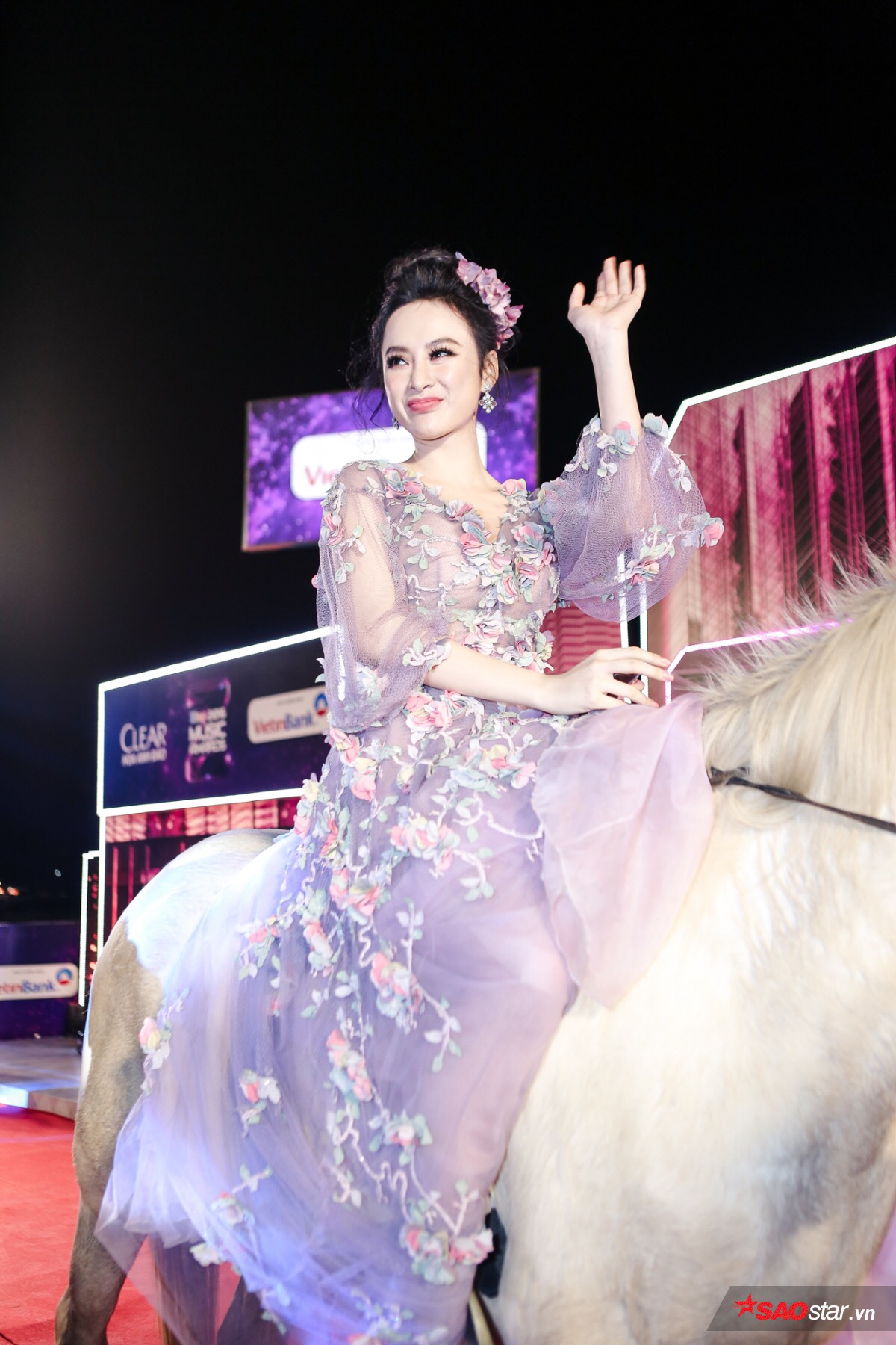 Angela Phương Trinh cưỡi ngựa đi vào thảm đỏ.