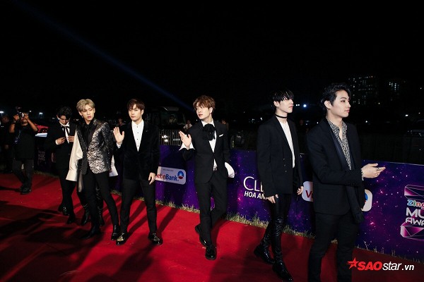 GOT7 tiếp tục di chuyển vào khu vực chính của thảm đỏ.