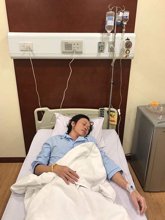 Nghệ sĩ Hoài Linh đã có dấu hiệu bớt sốt nhưng sức khoẻ vẫn còn rất yếu. Ảnh do nghệ sĩ Cát Phượng cung cấp.