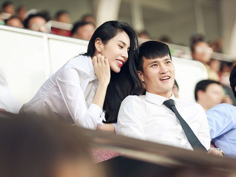 Thủy Tiên rạng rỡ đến ủng hộ Công Vinh lên chức Chủ tịch