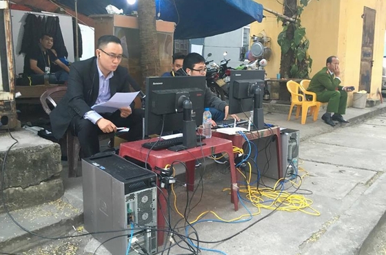 Bình luận viên ngồi vỉa hè tường thuật trận đấu!