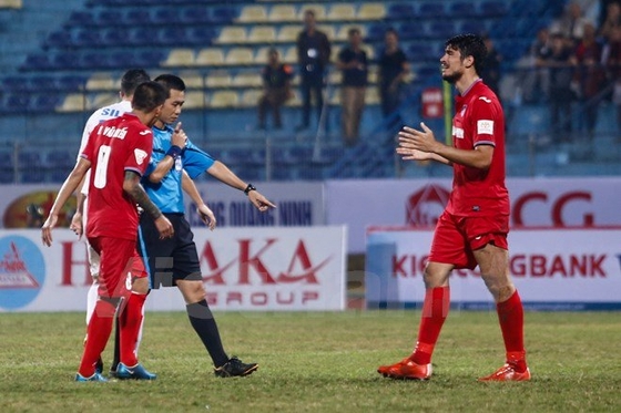 Đình chỉ trọng tài &quot;bẻ còi&quot; ngay ở vòng 1 V-League!