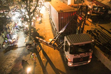 Hà Nội: Container đâm bật gốc thanh giới hạn chiều cao