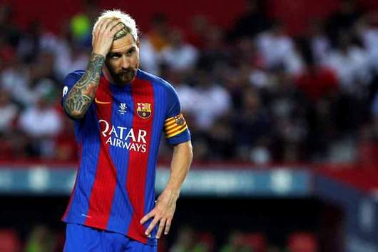 Các cựu danh thủ đồng loạt chỉ trích Messi và Barcelona!