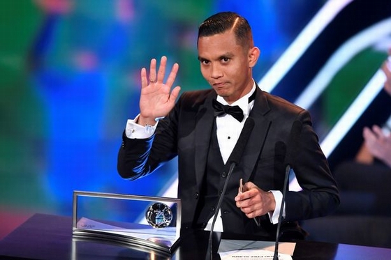Subri trên bục nhận giải thưởng của FIFA