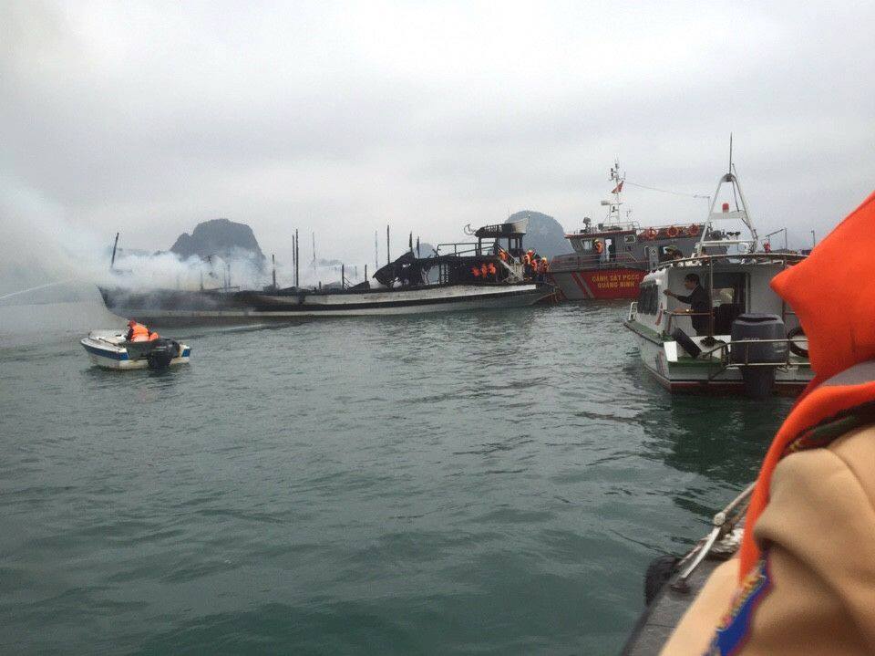 Quảng Ninh dừng tàu du lịch vỏ gỗ