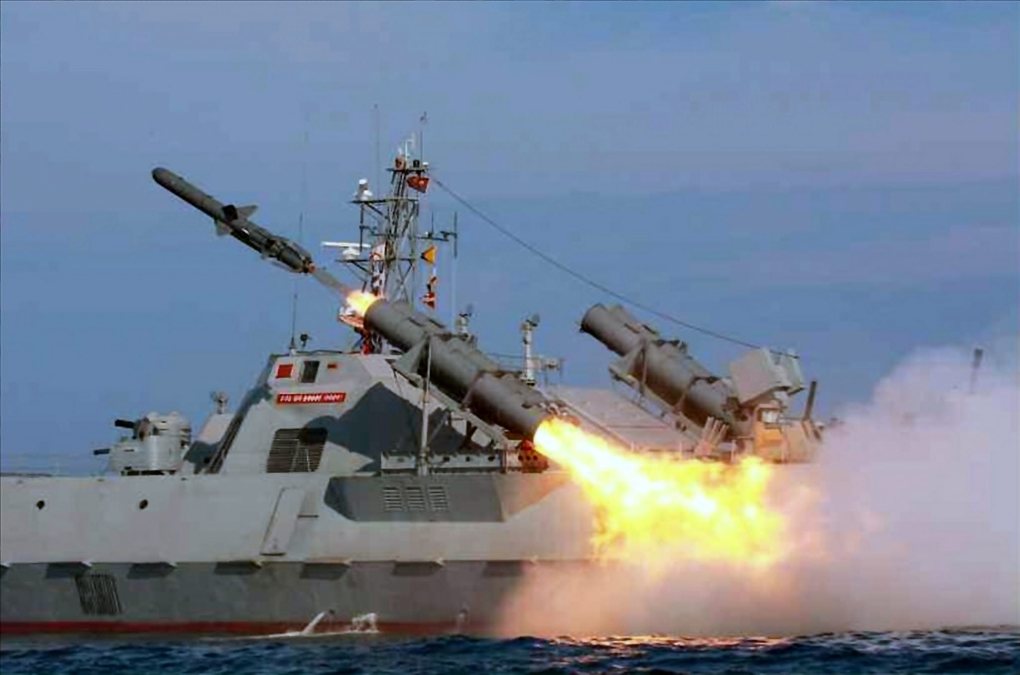 Tên lửa Tomahawk đầu tiên được thiết kế để mang theo các đầu đạn hạt nhân. Chúng có tầm bắn đạt mức gần 2.500km – đủ xa để có thể tấn công vào thủ đô Moscow từ một chiếc tàu ngầm ở Biển Bắc. Tuy nhiên, tên lửa Tomahawk mang theo đầu đạn hạt nhân hiện tại đang được cho “về nghỉ hưu”. Ngày nay, tên lửa Tomahawk hoặc có thể mang theo 454kg đầu đạn thông thường hoặc có thể mang theo 166 quả bom chùm. Tầm bắn tiêu chuẩn của loại tên lửa này là hơn 1.600km.