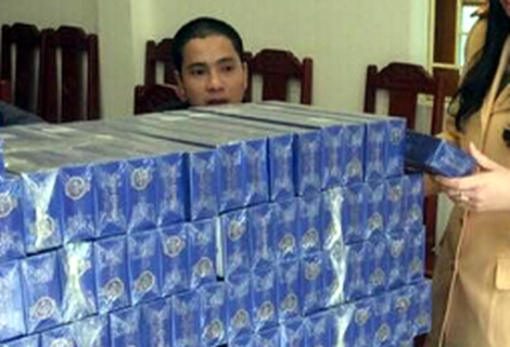 Bắt quả tang xe khách 'chở' gần 1 nghìn bao thuốc lá 555 lậu