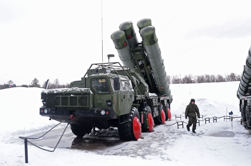 Hiện nay, lực lượng phòng không Nga đã triển khai nhiều trung đoàn tên lửa S-400 trên lãnh thổ nước này, trong đó có các trung đoàn được bố trí ở ngoại ô thủ đô Moscow, ở vùng Baltic thuộc Leningrad và ở khu vực Nakhodka thuộc vùng lãnh thổ Primorsky Krai, gần sát với phần lãnh thổ phía Đông Bắc của Trung Quốc và phía Bắc của Triều Tiên.