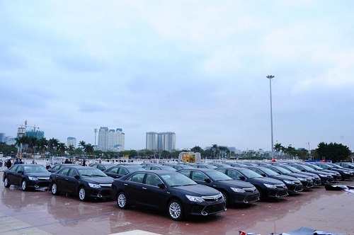 50 chiếc Camry đỗ phía ngoài sân vận động để chờ tổng duyệt. Đây sẽ là phần thưởng tri ândành cho những khách hàng may mắn của tập đoàn Vingroup. Tổng giá trị giải thưởng của chương trình lên đến 100 tỷ đồng.