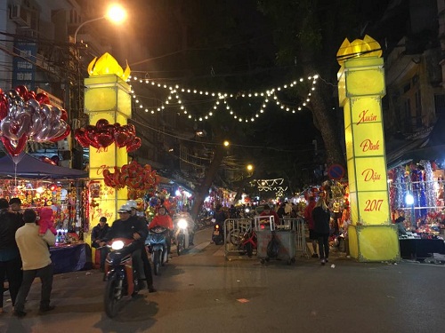 Chợ hoa Hàng Lược 207 đã khai mạc tối 13/1 vừa qua.