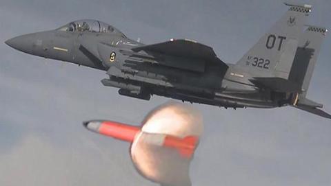 F-15 của Mỹ mang bom hạt nhân B61-12