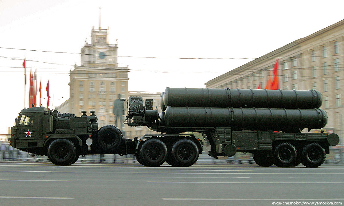 S-400 có khả năng tiêu diệt mục tiêu ở độ cao từ 5m đến 30km trong phạm vi 400km. Những mục tiêu mà tên lửa S-400 có thể tiêu diệt là các thiết bị bay, máy bay không người lái, tên lửa đạn đạo chiến thuật, tên lửa hành trình, máy bay do thám, máy bay chiến lược và chiến thuật có tầm hoạt động không quá 3.500km và tốc độ bay tối đa 4,8 km/s. S-400 Triumph có thể tác chiến trong mọi điều kiện địa hình, thời tiết, trong môi trường có nhiễu cường độ mạnh và chế áp điện tử cao.