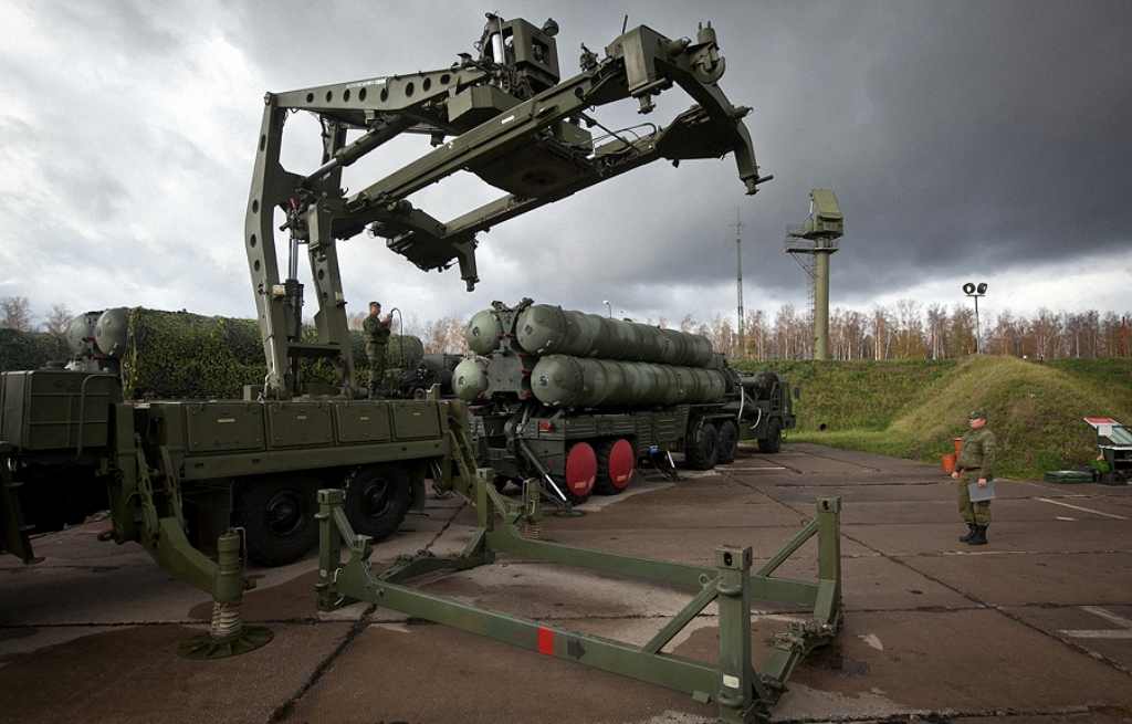 Thông thường, một tiểu đoàn S-400 thường biên chế: xe radar trinh sát, xe đài điều khiển hỏa lực và 8-12 xe mang bệ phóng tên lửa.