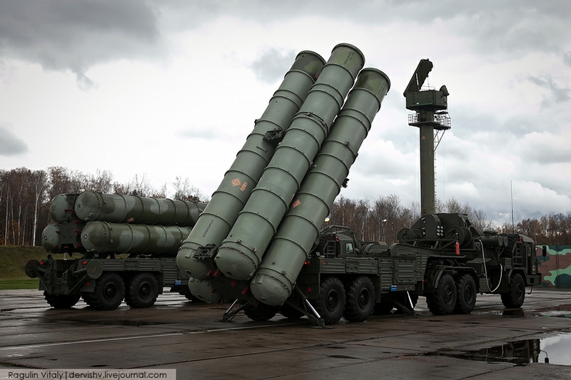Một trong những đặc tính khiến S-400 trở thành hệ thống tên lửa độc nhất vô nhị trên thế giới là nó có khả năng cùng lúc giám sát 300 mục tiêu khác nhau và bắn hạ 36 mục tiêu chỉ bằng một lần phóng.