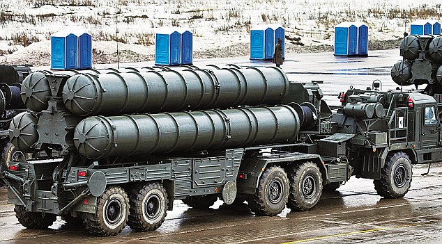 Hiện nay, lực lượng phòng không Nga đã triển khai nhiều trung đoàn tên lửa S-400 trên lãnh thổ nước này, trong đó có các trung đoàn được bố trí ở ngoại ô thủ đô Moscow, ở vùng Baltic thuộc Leningrad và ở khu vực Nakhodka thuộc vùng lãnh thổ Primorsky Krai, gần sát với phần lãnh thổ phía Đông Bắc của Trung Quốc và phía Bắc của Triều Tiên.