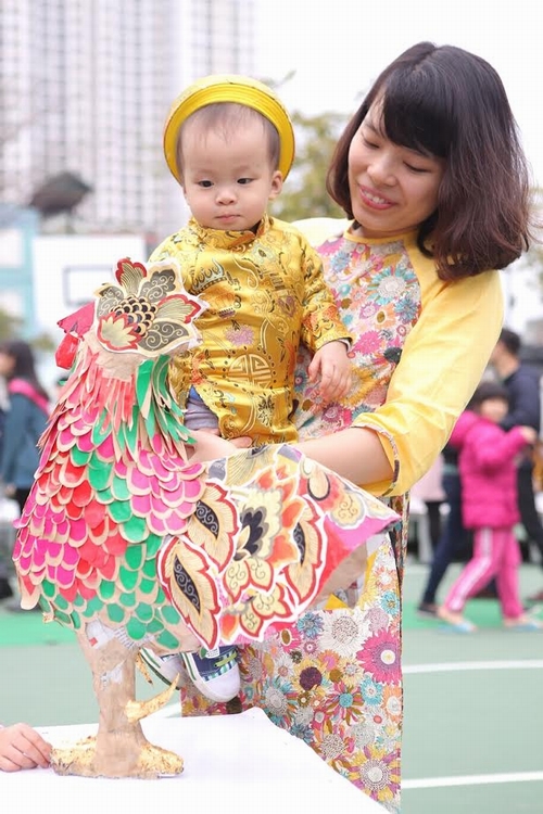 Chú gà mang tên “Kim kê độc lập” này cũng như các chú gà khác trong triển lãm