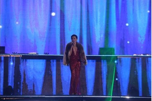 Nữ ca sĩ Lệ Quyên sang trọng, đài các tạo nên một khoảng lắng đọng tuyệt vời giữa đêm sôi động