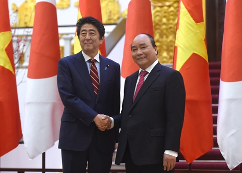 Thủ tướng Nguyễn Xuân Phúc và Thủ tướng Nhật Bản Shinzo Abe - Ảnh: VGP/Quang Hiếu 