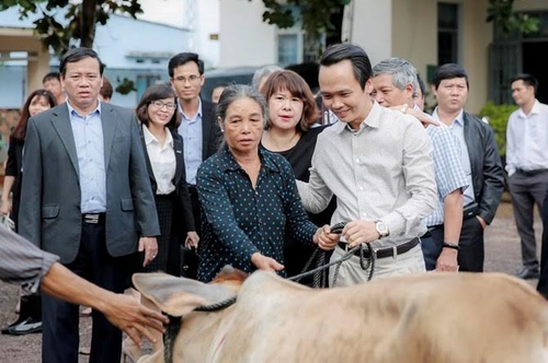 Tập đoàn FLC trao tặng bê giống và sổ tiết kiệm cho người dân Bình Định