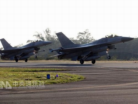 Đài Loan phái F-16 đi theo dõi tàu sân bay Liêu Ninh của Trung Quốc