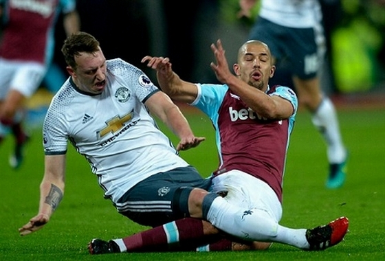 Pha vào bóng nguy hiểm của Phil Jones (trái)