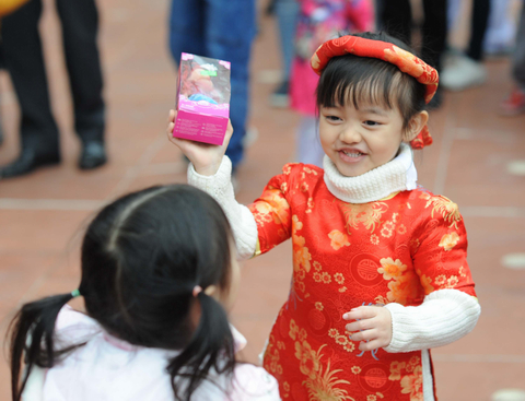 Với chủ đề “Tết sum vầy”, những thiên thần CGD Victory đã được trải nghiệm nhiều trò chơi dân gian truyền thống của dân tộc trong mỗi dịp Tết đến Xuân về. Đấu cờ, kéo co, nhảy lò cò, chơi ô ăn quan… trò chơi nào cũng vui, cuốn hút các bạn. Những trò chơi bổ ích, lành mạnh đã giúp cho các em vui khỏe, đoàn kết và gắn bó với nhau nhiều hơn, trong niềm vui thích tràn đầy thể hiện ngay trên khoé mắt, bờ môi các em.