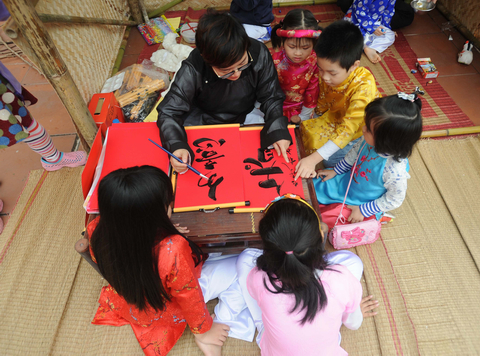 Chương trình Hội chợ xuân 2017 “Tết sum vầy”, một trong hàng loạt các hoạt động ngoại khóa thường xuyên do Hệ thống Giáo dục CGD Victory tổ chức, không chỉ góp phần gắn kết hơn nữa tình cảm giữa gia đình và nhà trường, giữa thầy cô và học sinh, mà còn là dịp để các em được tự mình trải nghiệm không khí Tết cổ truyền Việt Nam, để ngày càng thêm hiểu và thêm yêu ngày Tết lớn nhất trong năm của dân tộc.