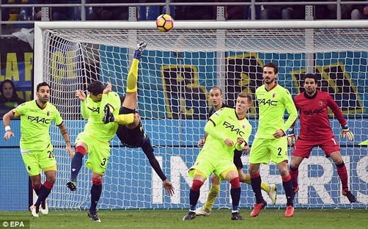 Siêu phẩm &quot;xe đạp chổng ngược&quot; khó tin của cầu thủ Inter Milan