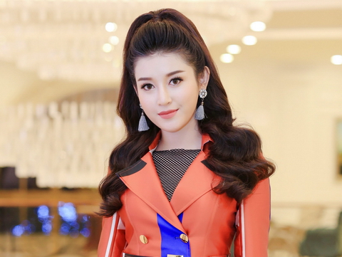 Huyền My khoe phong cách thời trang lạ lẫm trên 'ghế nóng'