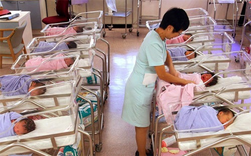 Hà Nội xử lý nghiêm đảng viên, cán bộ, công chức sinh con thứ ba