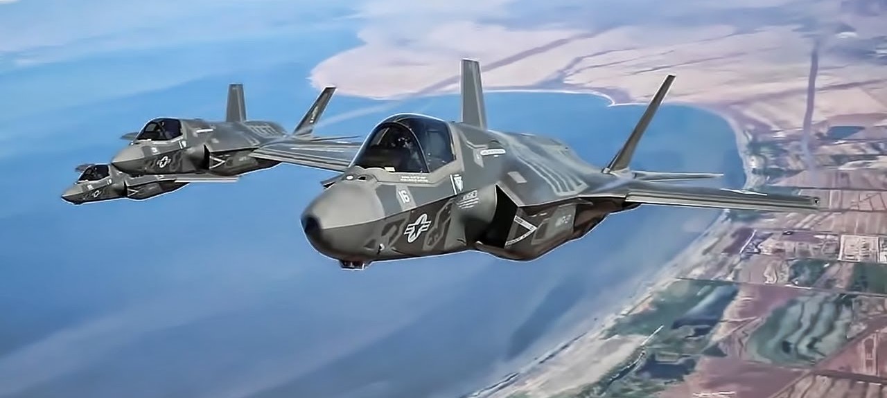 Chiến đấu cơ F-35 được thiết kế và phát triển dựa trên phiên bản máy bay X-35 trước đó. Đây là loại chiến đấu cơ tiêm kích đa năng tàng hình hiện đại và cơ động bậc nhất thế giới. Máy bay này được phát triển để thực hiện các nhiệm vụ như tấn công các mục tiêu trên mặt đất, trinh sát và phòng không.