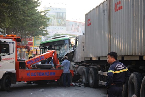 Theo nhân chứng, vào khoảng 5h30 ngày 20/1, chiếc xe container mang biển số 62R – 000.52 do tài xế nam (chưa rõ danh tính) điều khiển lưu thông trên đường Khách Hội (phường 3, quận 4, TP.HCM) theo hướng từ quận 4 đi quận 7.