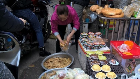 Chè, bánh ngọt phục vụ cho mâm cúng chay