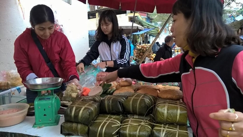 Những người không có thời gian làm mâm cơm có thể cúng bánh chưng, giò và hoa quả là đủ cả chay lẫn mặn