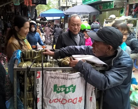Ngay cả bánh chưng bán dạo cũng rất đắt hàng