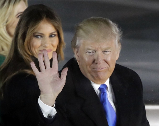 Ông Donald Trump vẫy chào người ủng hộ