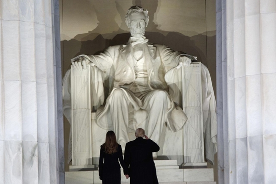 Ông Donald Trump vẫy chào người ủng hộ