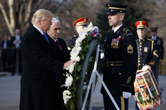 Ông Donald Trump vẫy chào người ủng hộ