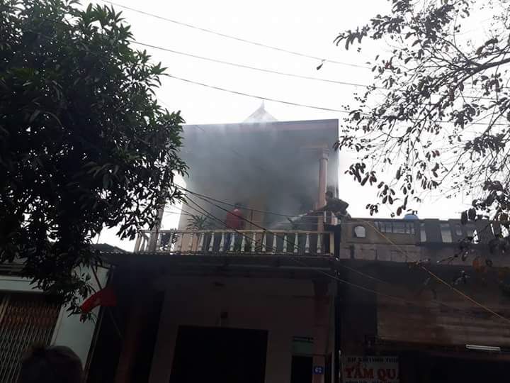 Thắp hương ông Công ông Táo, nhà 2 tầng cháy lớn